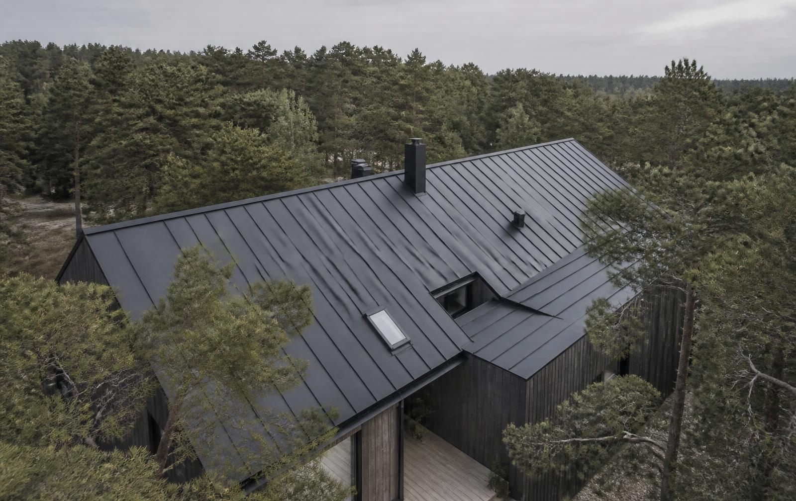 Tak på skandinaviskt hus fotograferat ovanifrån